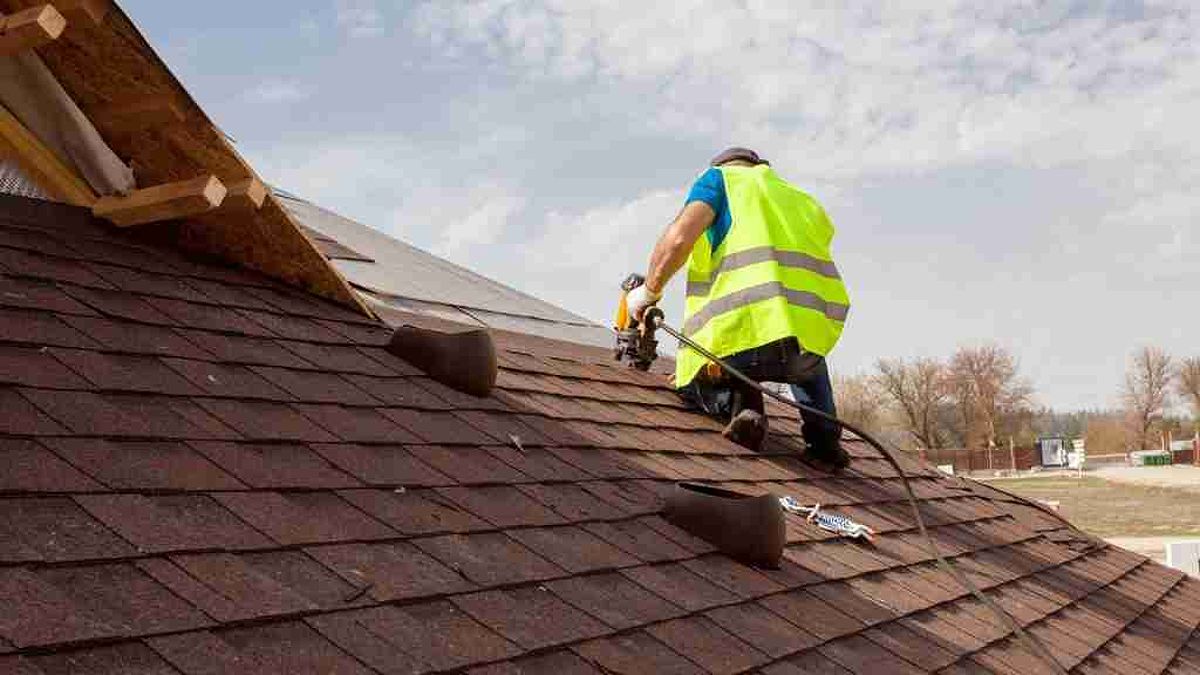 Roof company working